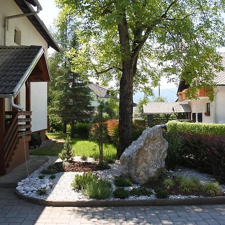 Apartma Vrh Лесце Екстериор снимка