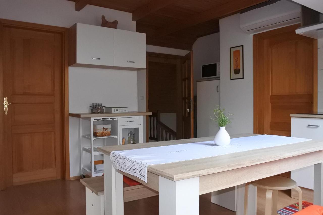 Apartma Vrh Лесце Екстериор снимка