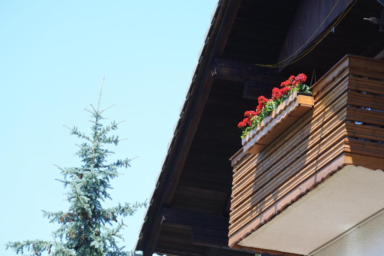 Apartma Vrh Лесце Екстериор снимка