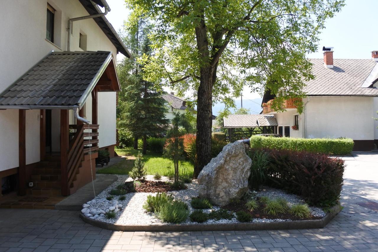Apartma Vrh Лесце Екстериор снимка