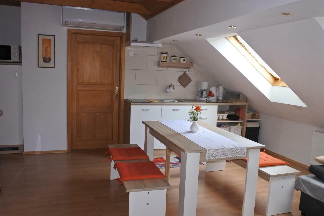 Apartma Vrh Лесце Екстериор снимка