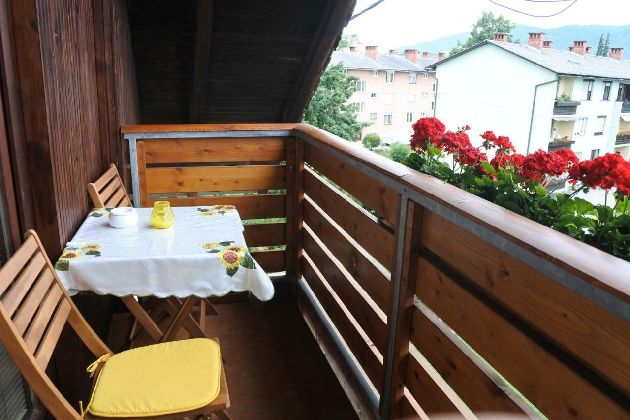 Apartma Vrh Лесце Екстериор снимка